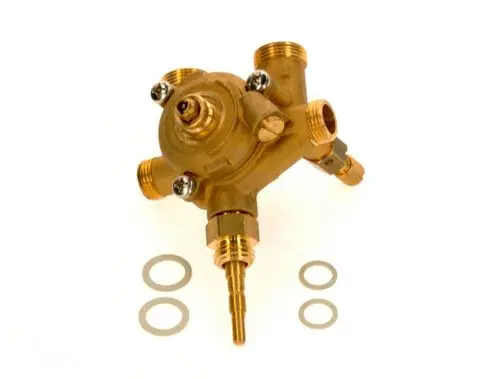 Wasserarmatur von Bosch aus Messing mit mehreren Anschlussgewinden und Unterlegscheiben. Eignet sich für verschiedene Wasserleitungen und ist funktional gestaltet.